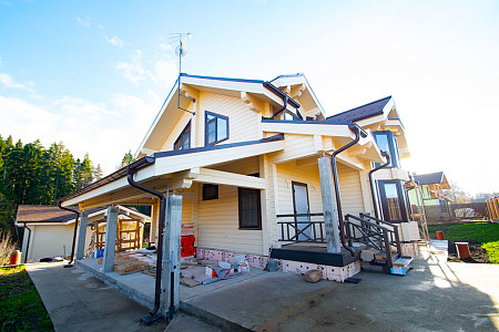 Дом шале из бруса в полтора этажа 10х11 с котельной Хотомир