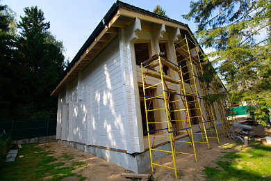 Фото 1. Покраска дома из бруса