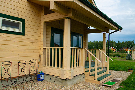 Дом шале из бруса в полтора этажа 9х11 с террасой Орислав