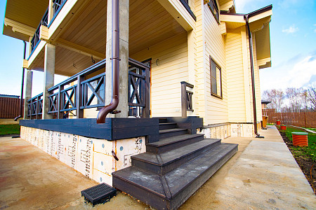 Дом шале из бруса в полтора этажа 10х11 с котельной Хотомир