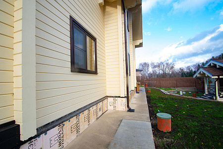 Дом шале из бруса в полтора этажа 10х11 с котельной Хотомир