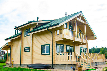 Дом шале из бруса в полтора этажа 9х11 с террасой Орислав