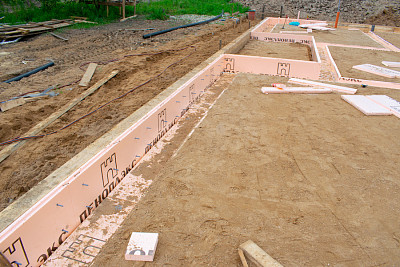 Оптимальное использование песчаной подушки при строительстве фундамента