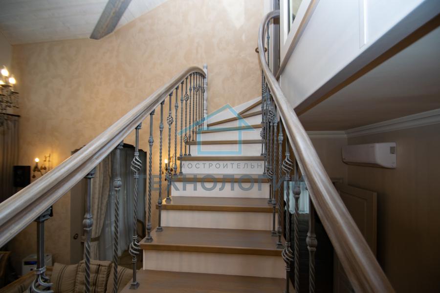 Фото 6. Лестница с гнутыми поручнями