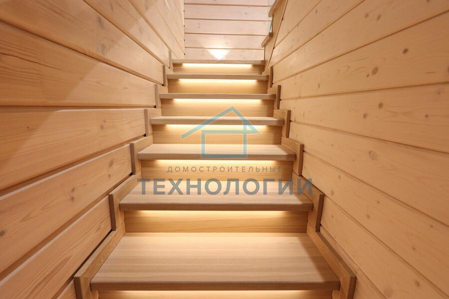 Фото 4. Лиственничная лестница с подсветкой ступеней